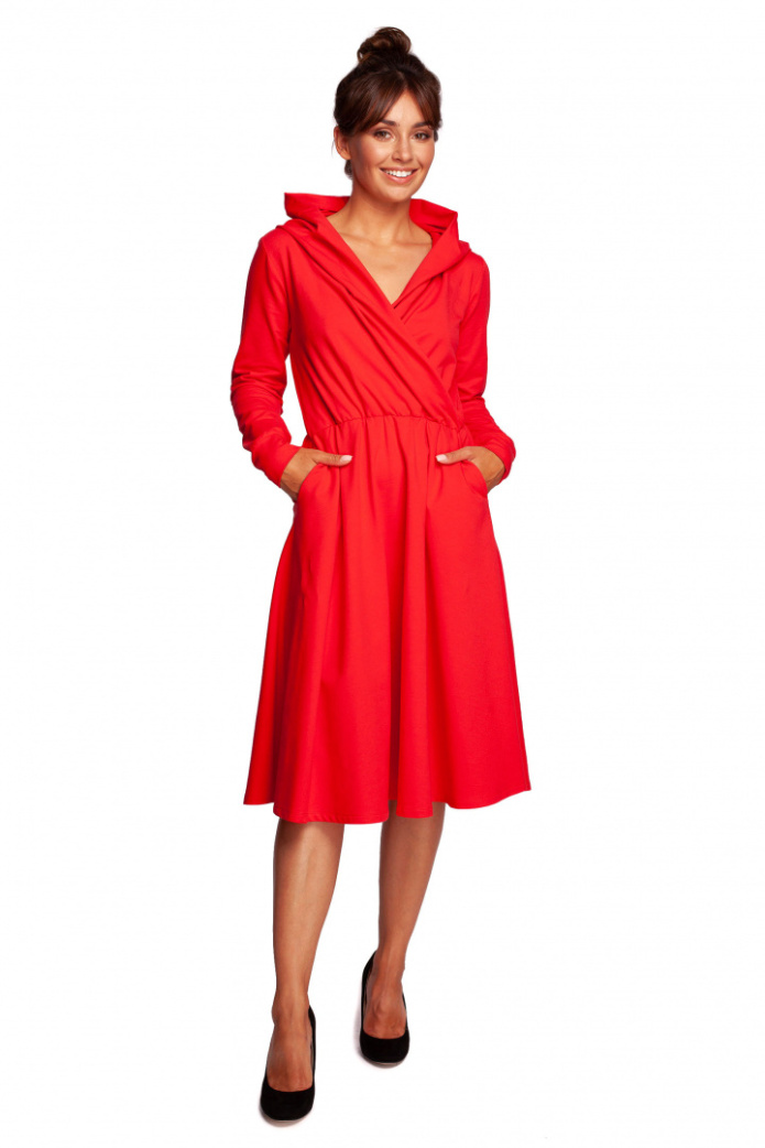 Sukienka rozkloszowana z kapturem długi rękaw dzianina czerwona